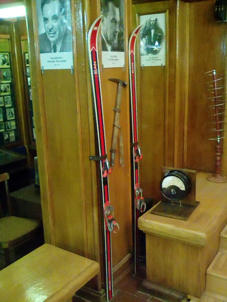Лыжи и ледоруб Рэма Хохлова музей физики МГУ