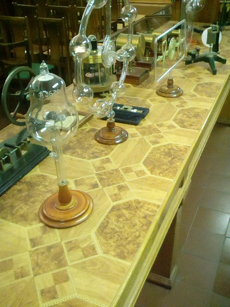 Стеклянные газоразрядные трубки музей физики МГУ